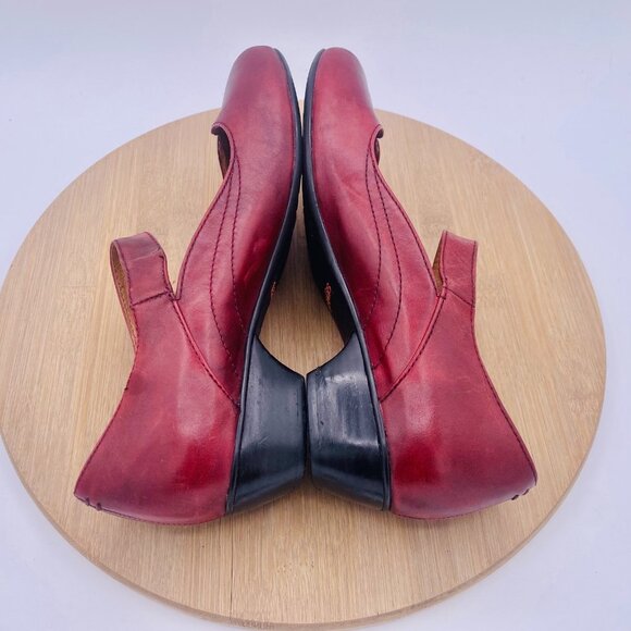 Taos Shoes Womens 8 Red Leather Mary Jane Comfort Flats Button - Picture 11 of 13